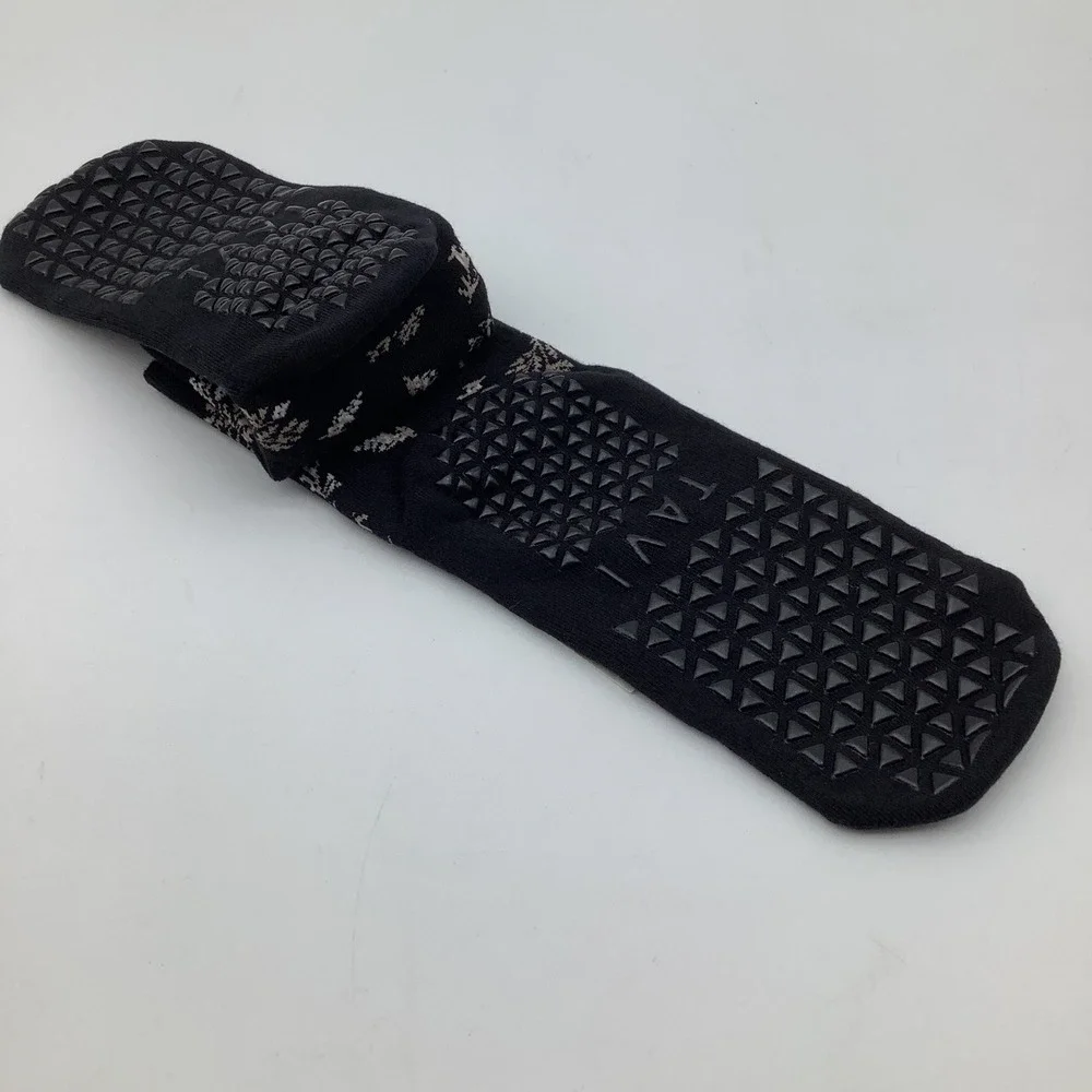 Tavi Aria Grip Socks Ebony Floral Black Crew Yoga Pilates Barre Size Medium NWT‎